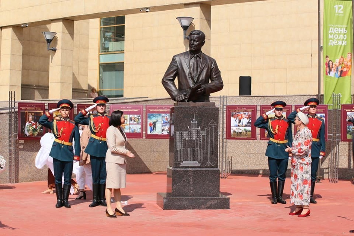 Памятник экс-губернатору Сумину все-таки открыли в Челябинске. Хотя при Сумине население региона уменьшалось