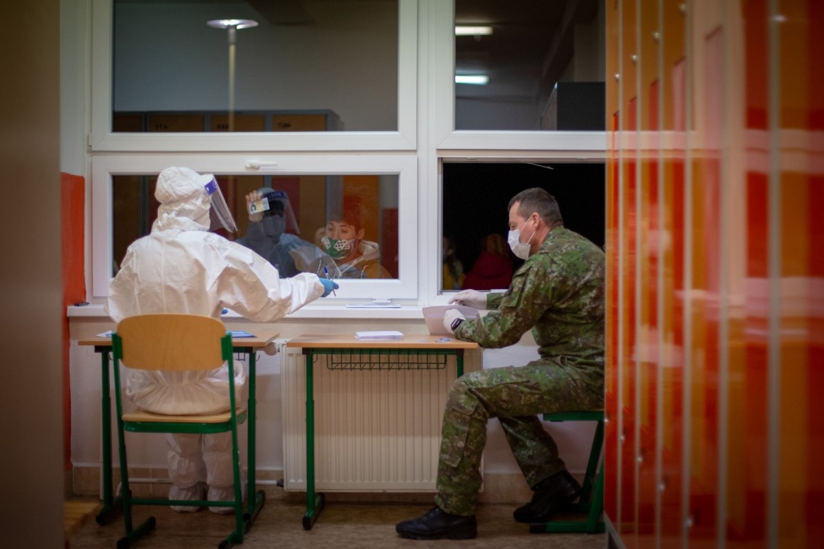 Минимальный уровень ковидной смертности отмечают в российской армии. Стоит ли верить?
