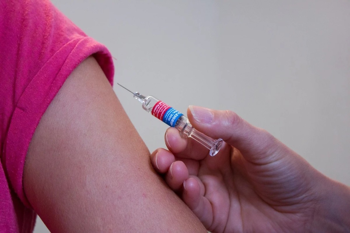 Об индивидуальных легких реакциях на вакцинацию рассказал эпидемиолог