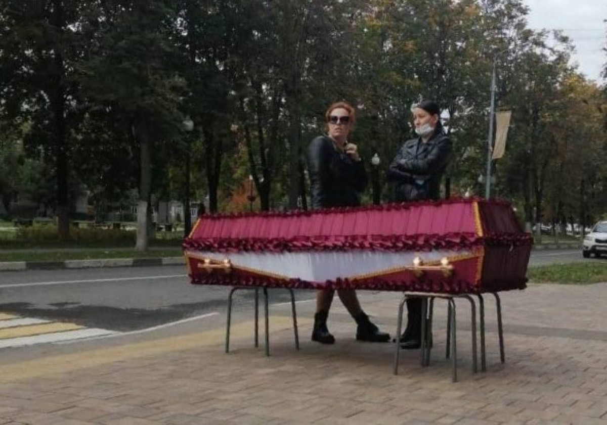 Гроб с покойницей привезли к администрации Балашихи в знак протеста против кладбищенских вымогателей