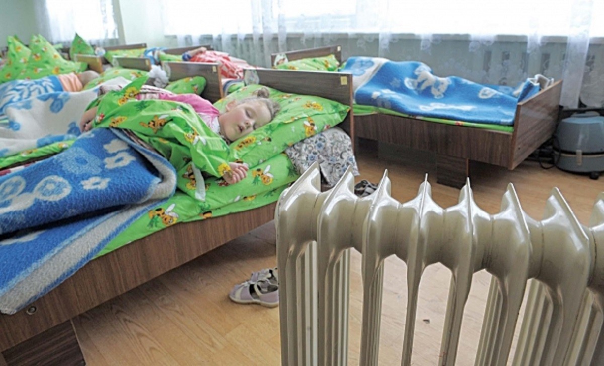 «Кровати ледяные»: из-за отсутствия отопления в детском саду дети болеют, некоторые - сидят дома