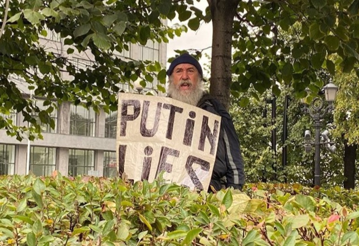 «Putin lies»: мужчина с таким плакатом привязал себя к дереву на акции протеста коммунистов в Москве