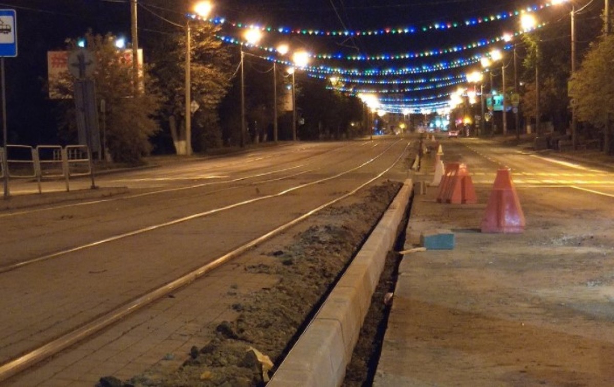 Бордюры вдоль трамвайных путей устанавливают в Челябинске