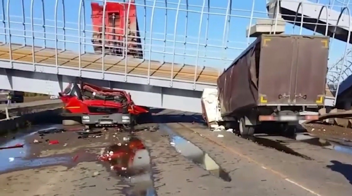 Мост над трассой рухнул, придавив два грузовика вместе с их водителями