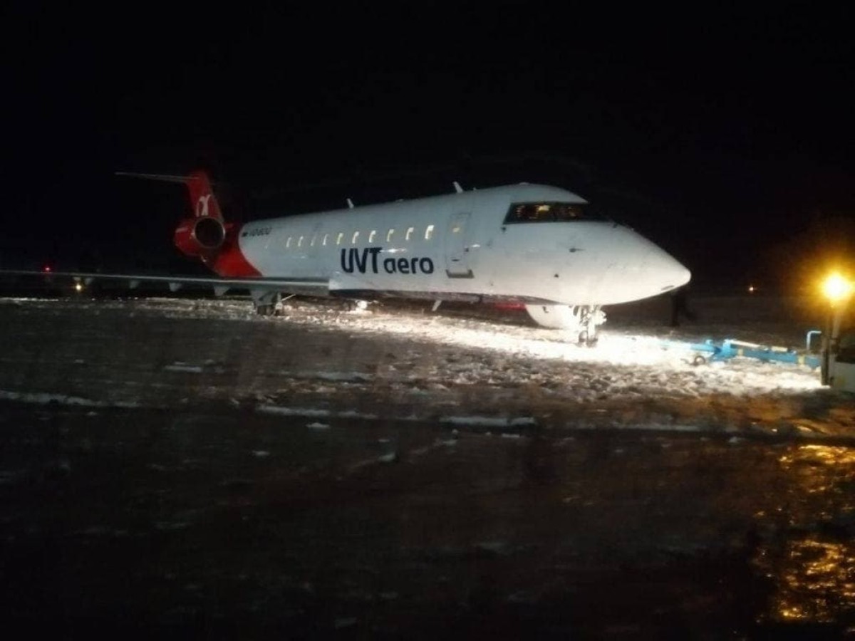 Самолет в аэропорту Челябинска выкатился за пределы взлетно-посадочной полосы