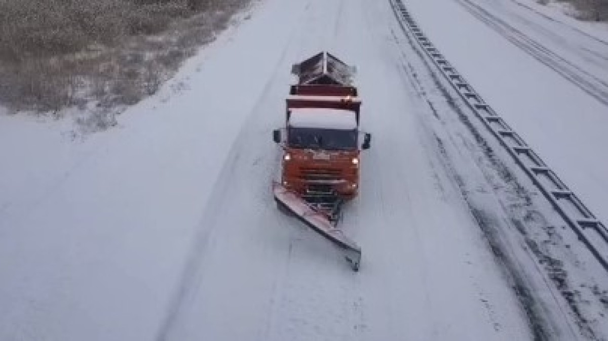 161 единица техники убирает снег на дорогах Челябинской области