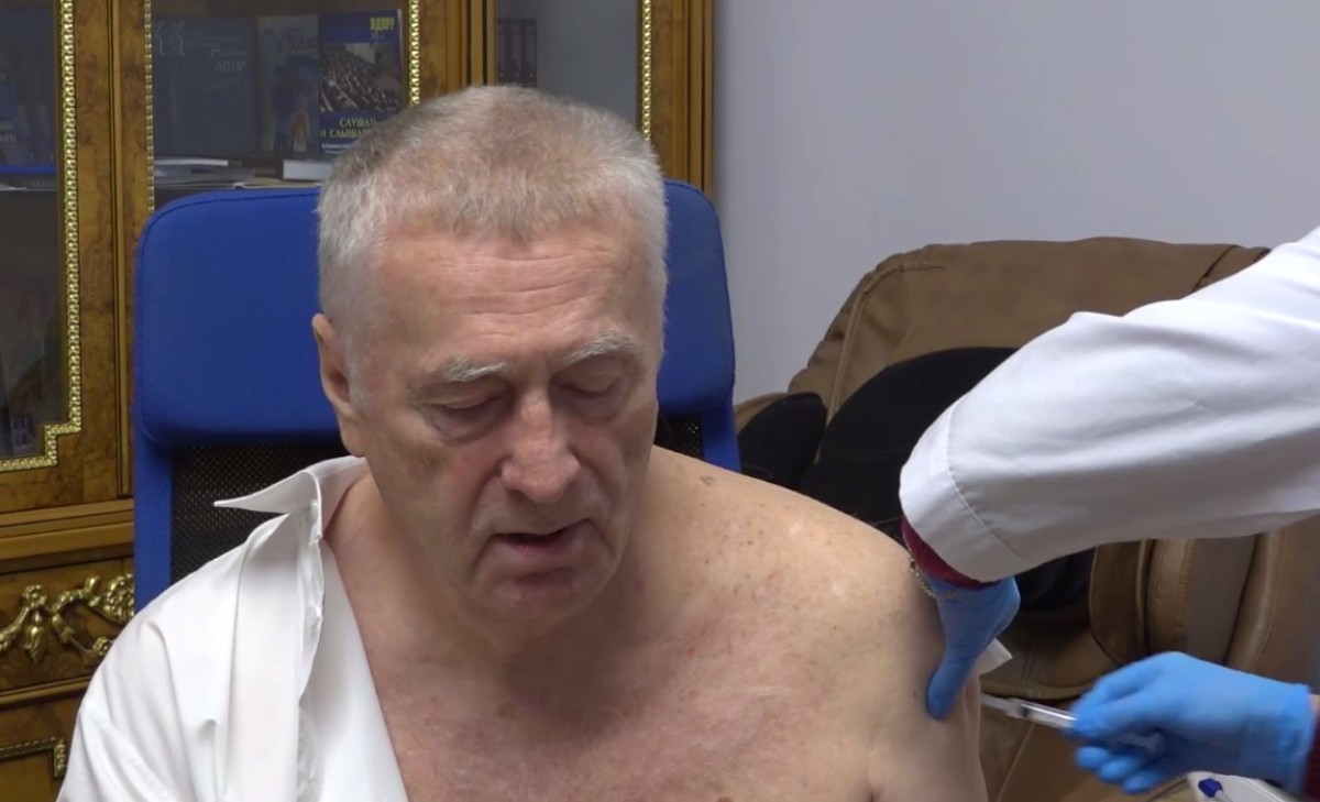 Седьмую прививку от COVID-19 поставил лидер ЛДПР Жириновский