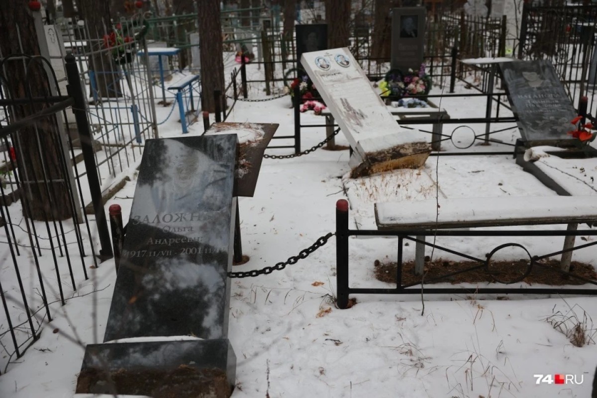 На Митрофановском кладбище разгромили десятки памятников