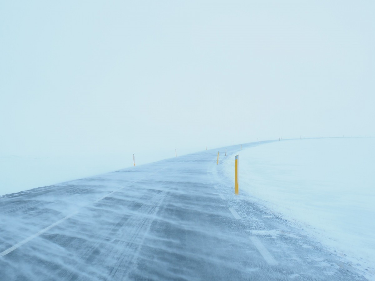 Из-за снега и сильного ветра водителям в Челябинской области не советуют совершать дальние поездки