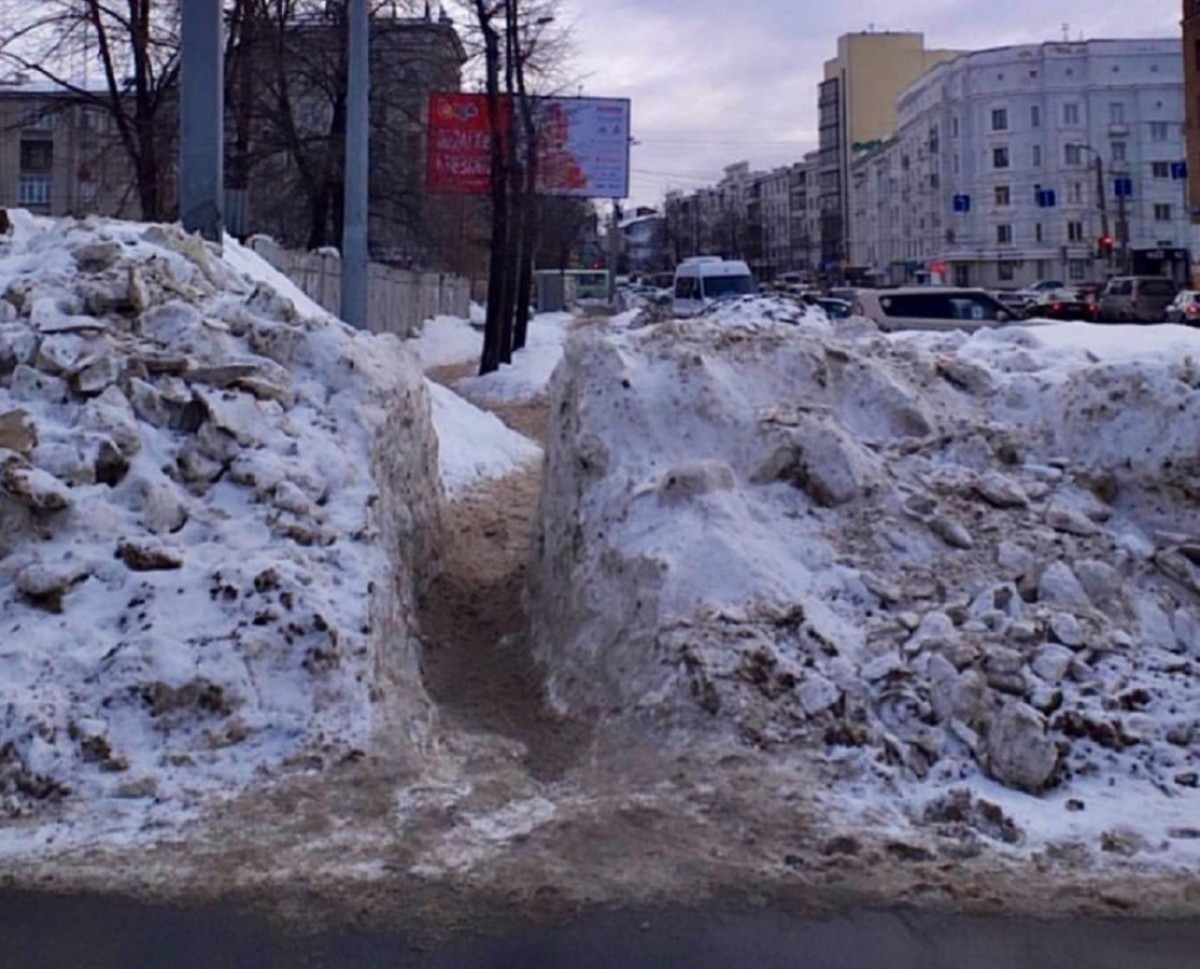 Снежные завалы на обочинах потребовала убрать мэр Челябинска