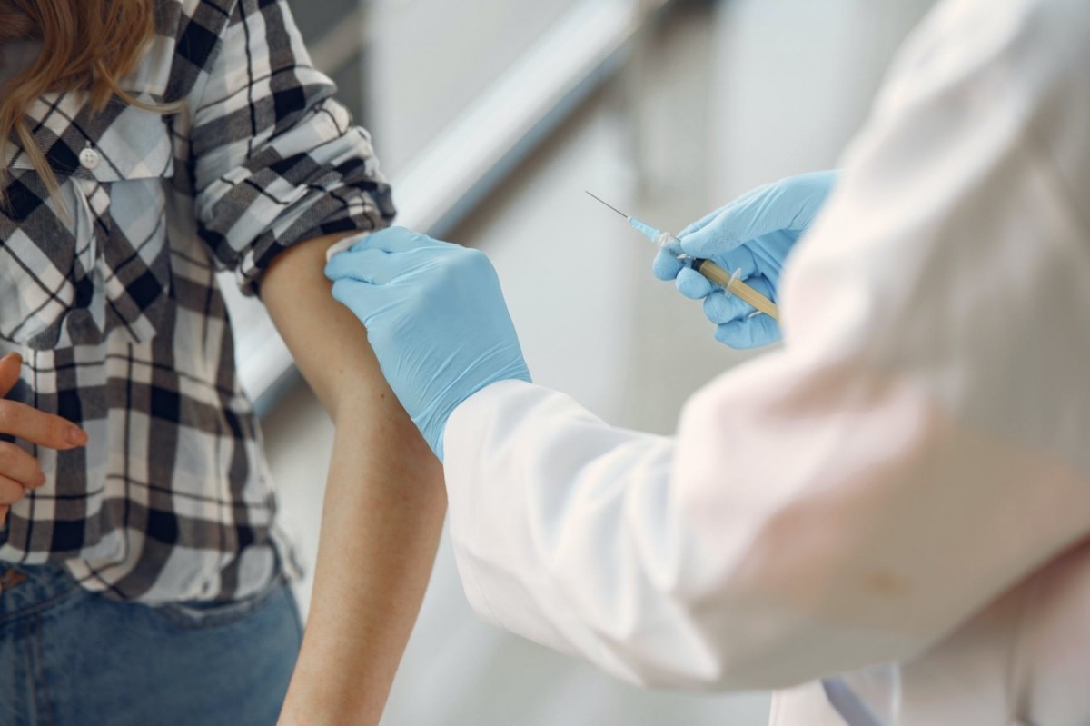 В 14-й методичке Минздрава по лечению ковида прописали подростковую вакцинацию