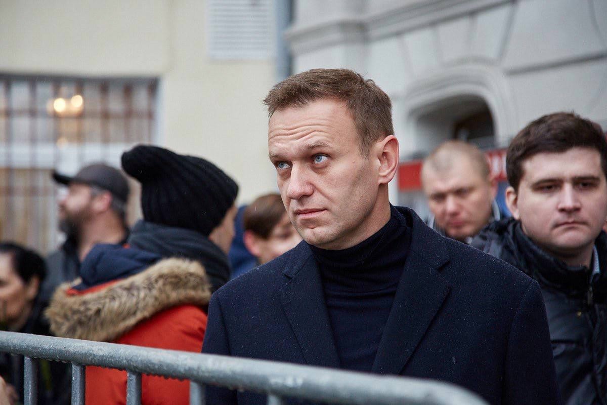 Навальный стал вторым по популярности человеком в России после Путина. Так поэтому его держат за решеткой?
