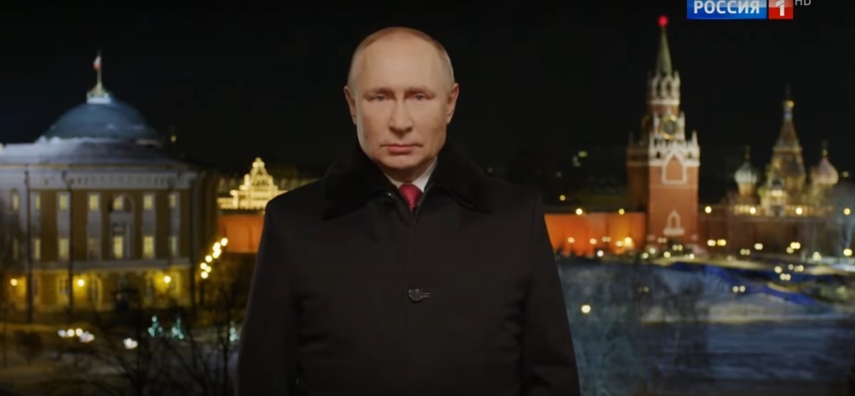 «Что у Путина с пальто?». В интернете активно обсуждается новогоднее поздравление президента