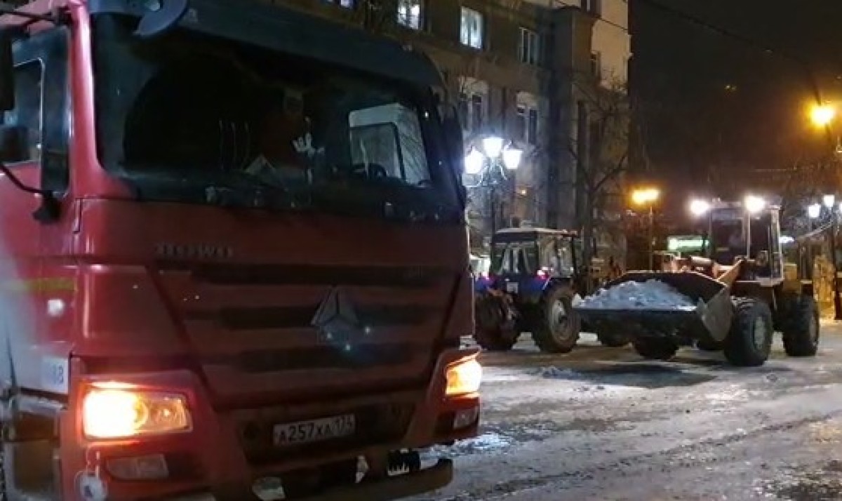 216 единиц спецтехники убирают снег на улицах Челябинска