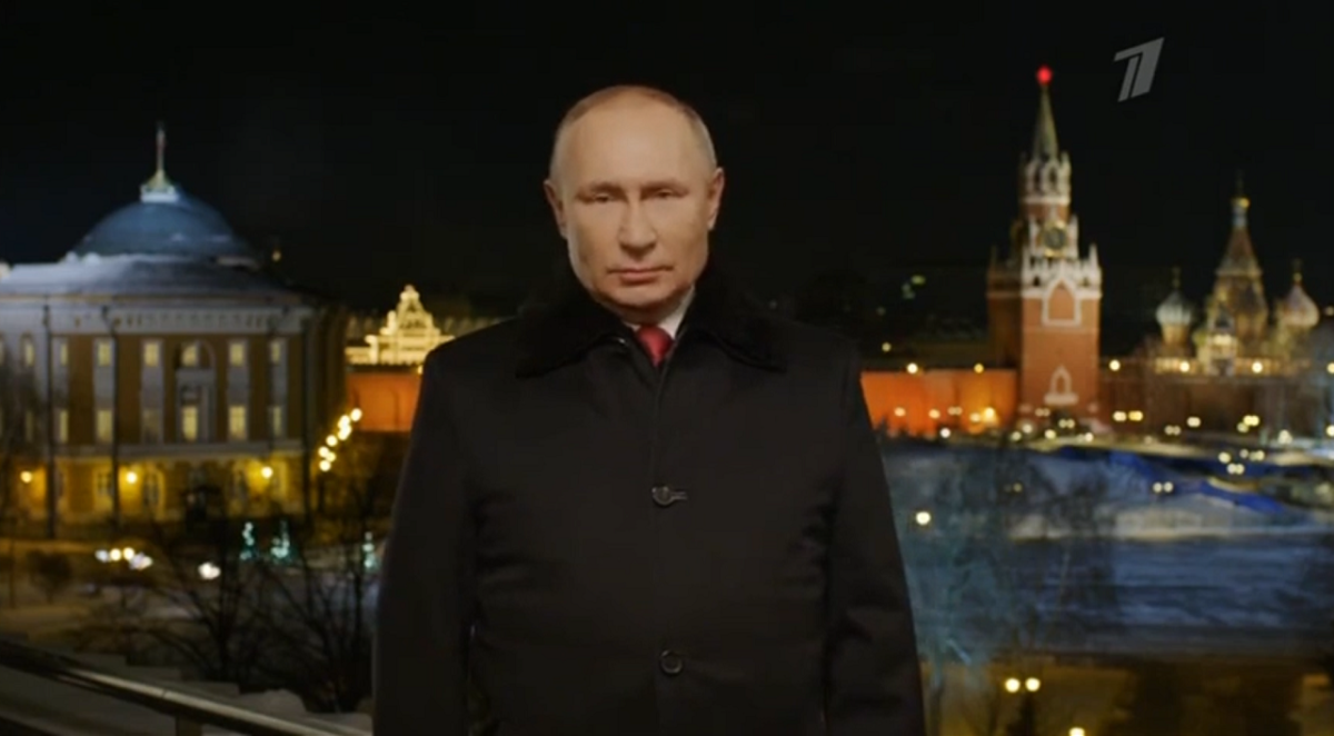 Песков опроверг версию о бронежилете под пальто Путина. Но не сказал, что же это было