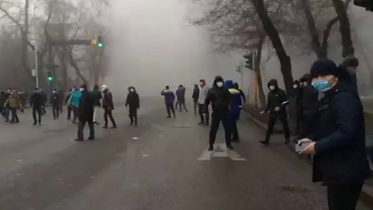Столкновения протестующих с полицией начались в Алматы