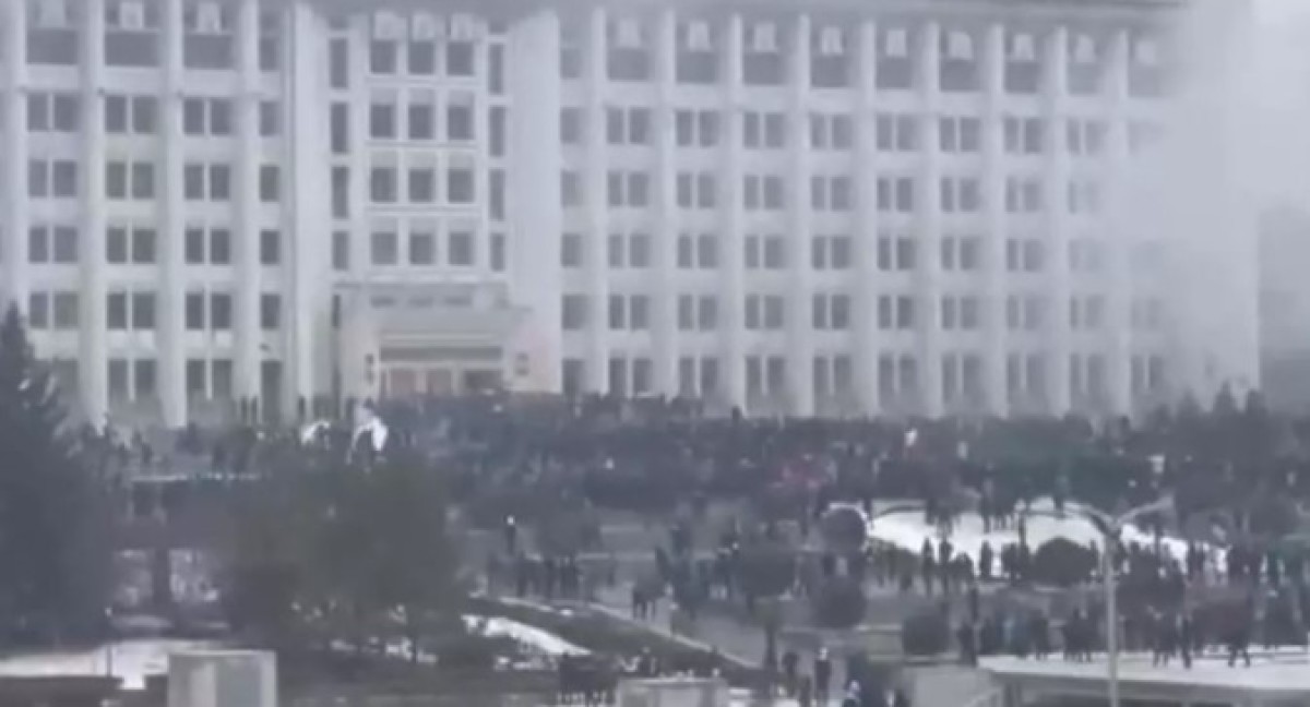 Городской акимат в Алматы захвачен протестующими: полиция отступает