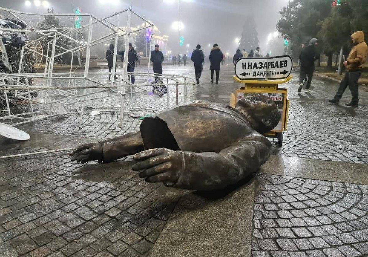 Памятник Назарбаеву снесли в Алма-Ате