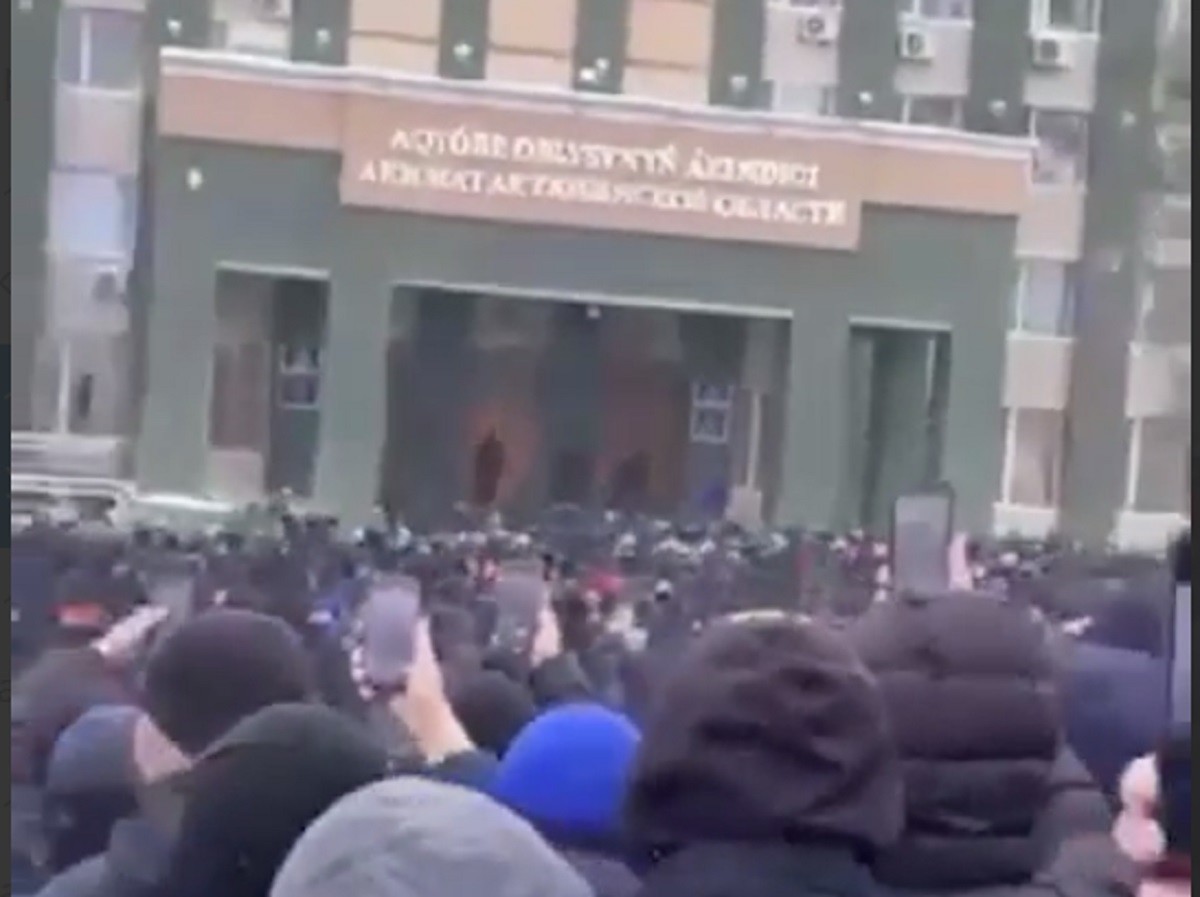 В Алма-Аты столкновения полиции с протестующими, а в Актобе - толпа штурмует здание правительства