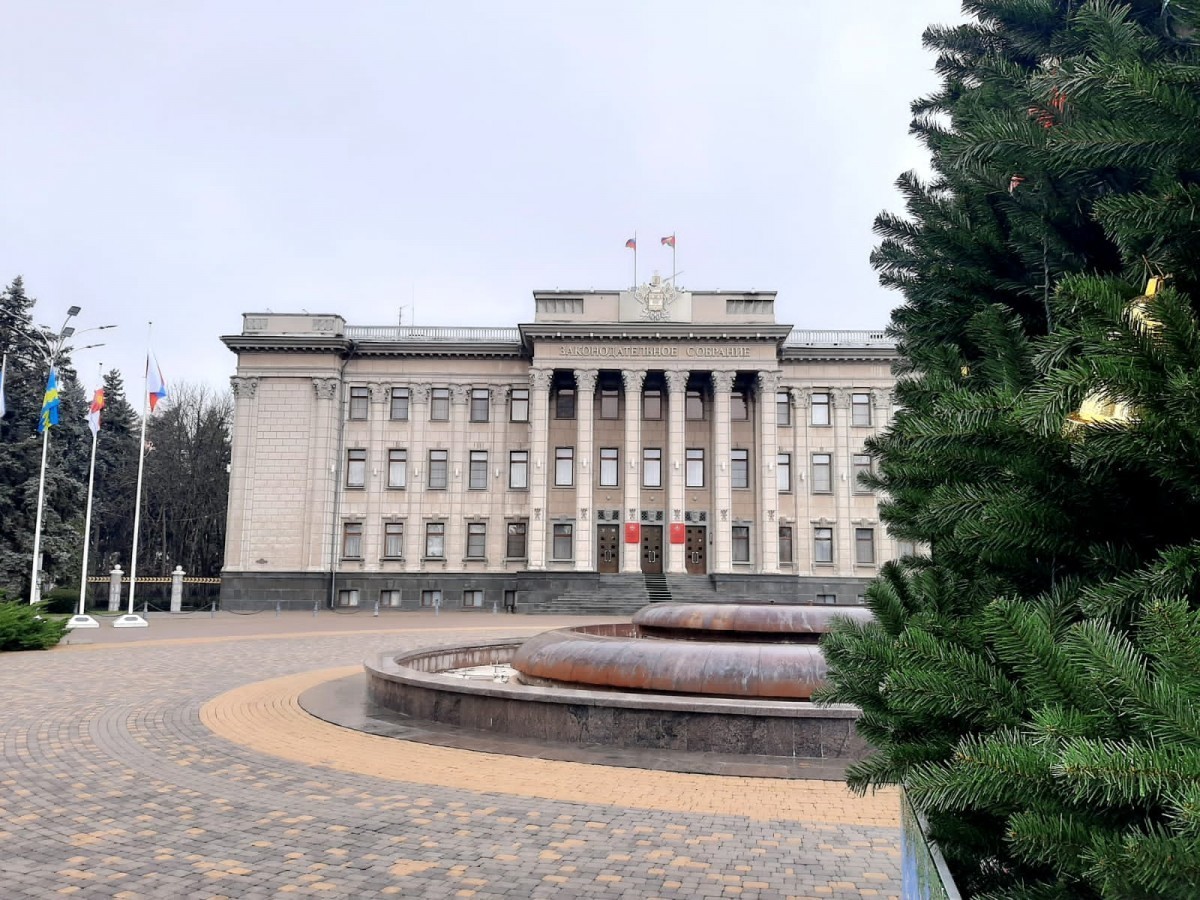 Важнейшие законы Краснодарского края вступили в силу с января, напомнил председатель Заксобрания Юрий Бурлачко