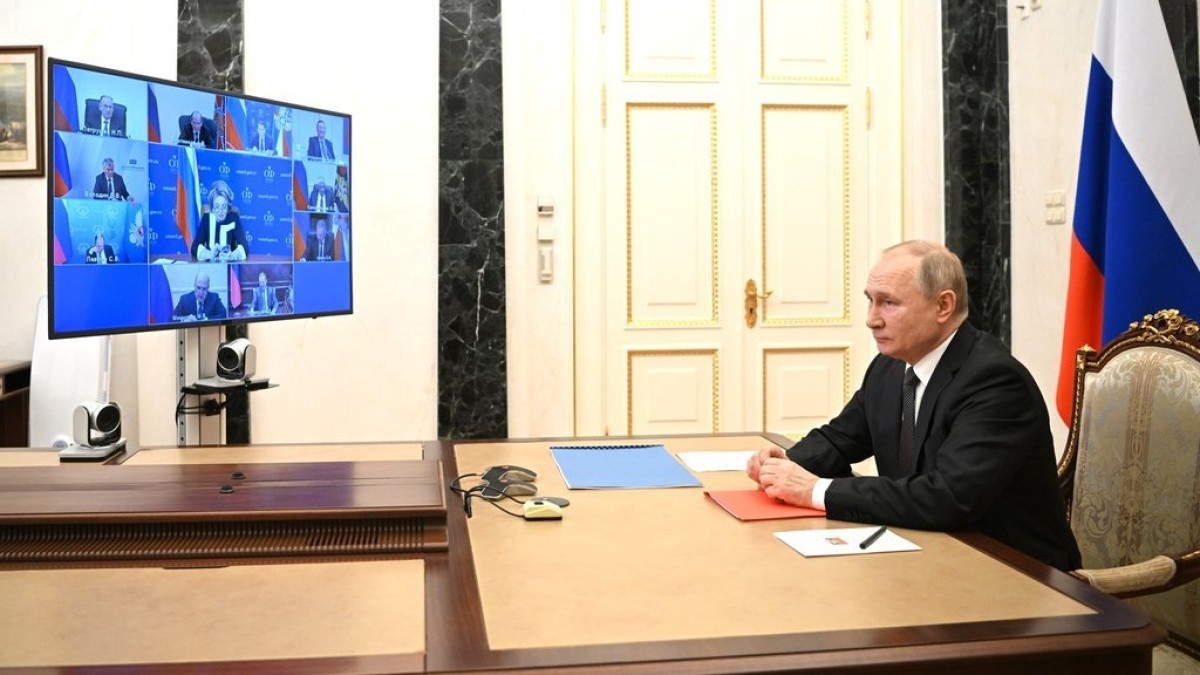 Путин поручил обеспечить поддержание мира в ДНР и ЛНР