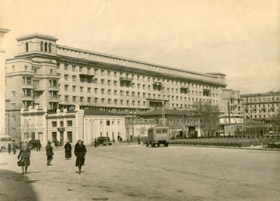 Кинотеатр МЮД на площади Революции.