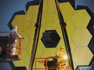 Инженеры тестируют NASA's James Webb Space Telescope. Фото: NASA/Chris Gunn) 