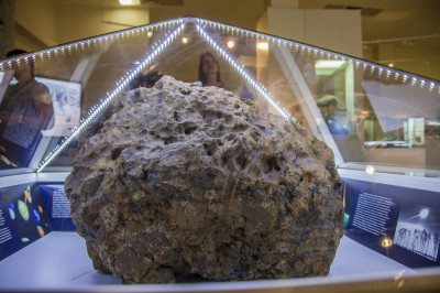 Фрагмент Челябинского метеорита в музее