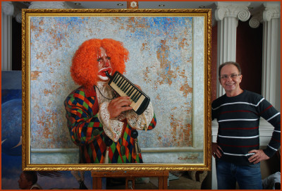 Художник Игорь Белковский рядом с картиной про уличного клоуна.