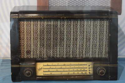 Старое радио. Фото Сергея Белковского.