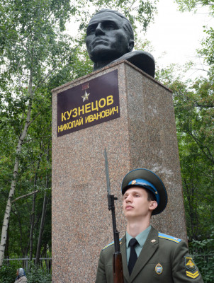 Памятник Кузнецову в Челябинске. Фото Сергея Белковского.