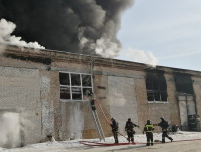 Пожар в Челябинске в цехе на Троицком тракте. Фото: ГУ МЧС Челябинской области
