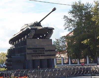 ИС на пъедестале. Памятник в Челябинске на Комсомольской площади.