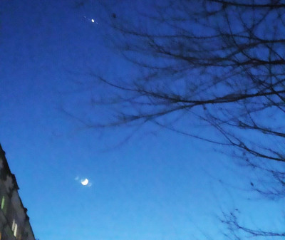 Месяц и Венера в небе над Челябинском.