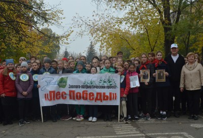Участники зеленого субботника в Челябинске. Фото Сергея Белковского