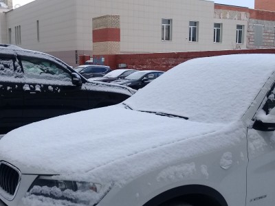 Снег на автомобилях. Челябинск. Ноябрь. Фото Сергея Белковского