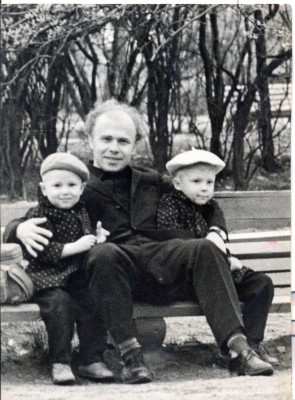 Владимир Белковский с сыновьями - Сергеем и Игорем. 60-е годы