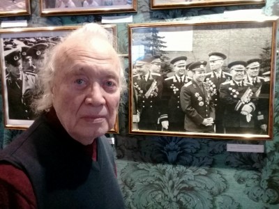 Сергей Васильев рядом со снимком с Юрием Гагариным. Фото Сергея Белковского.