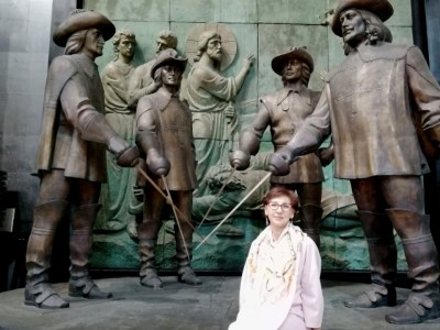 Екатерина Табашникова у скульптурной композиции в Москве.