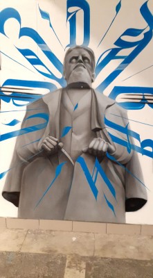 Изображение памятника Курчатову в подземном переходе в Челябинске.