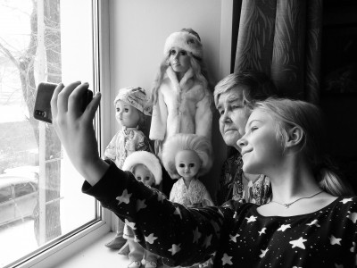 Селфи с бабушкой и куклами. Фото Сергея Белковского.