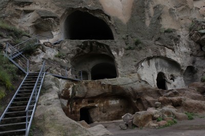 Пещерный город Вардзиа в Грузии вблизи. Фото Екатерины Галкиной