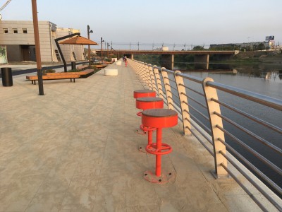 На набережной реки Миасс теперь есть даже барные стулья. Фото Екатерины Галкиной