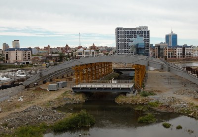 Недостроенный мост в районе строительства конгресс-холла. Фото Lentachel.ru