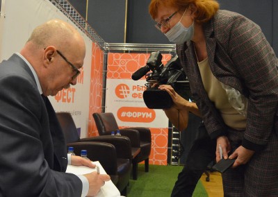 Денис Драгунский дает автограф в Челябинске. Фото Сергея Белковского