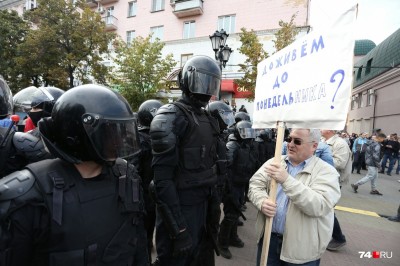 Андрей Маниченко на акции протеста. Фото 74.ру