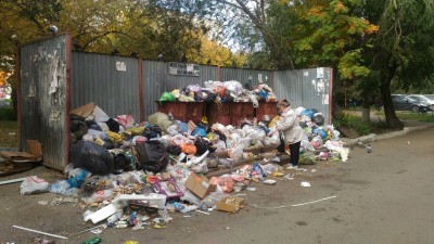 Мусор на улице Комаровского. 4