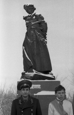 Валерий Быковский у памятника 