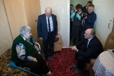 Дубровский общается с пенсионером в доме-интернате