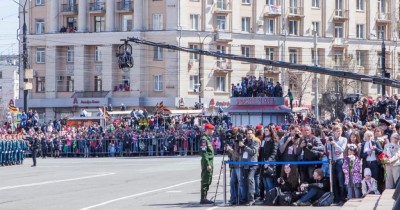 День Победы 9 мая 2018 года. Челябинск, зрители парада забрались на крышу киоска